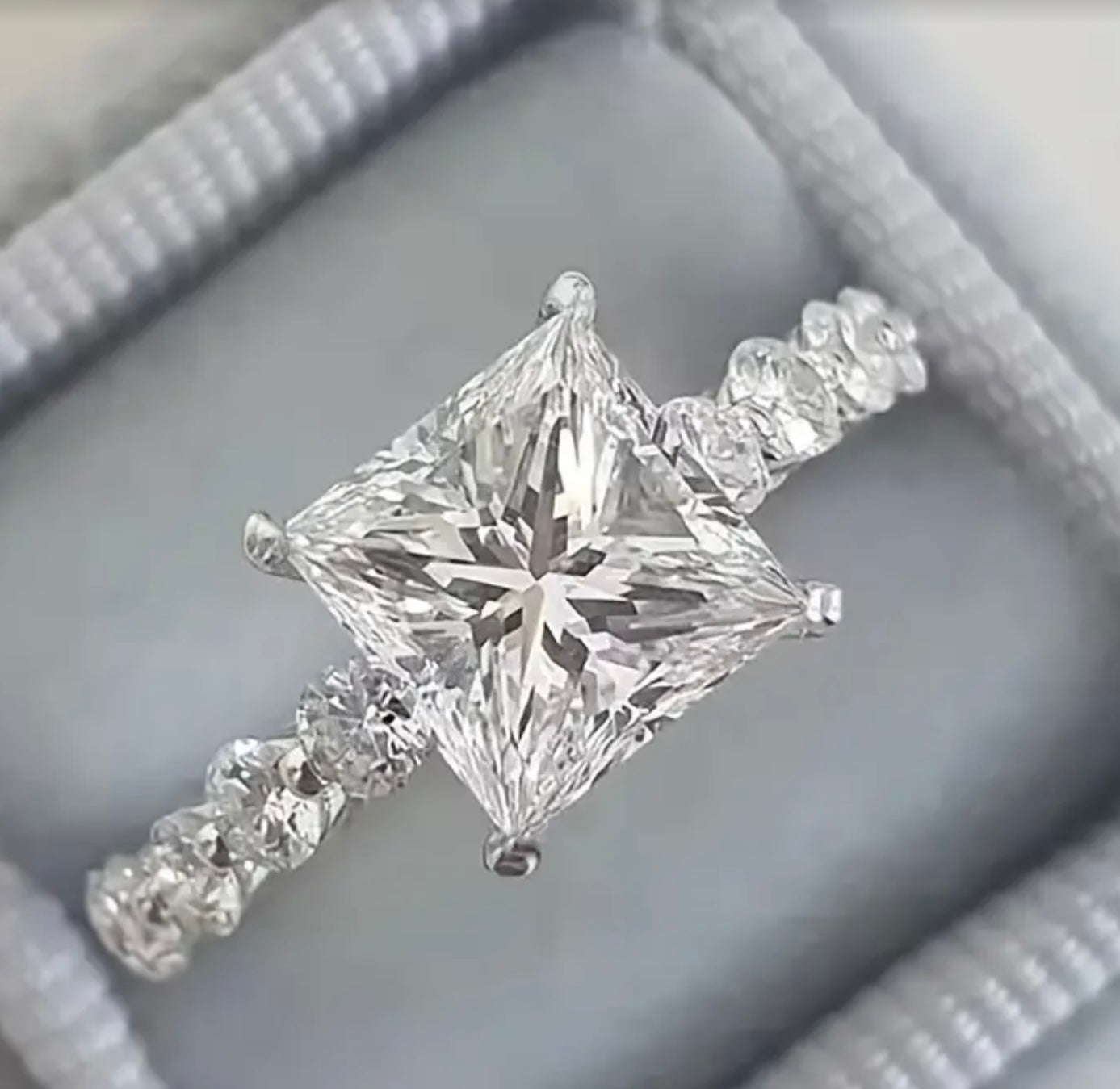 Quadratischer Diamant Ring
